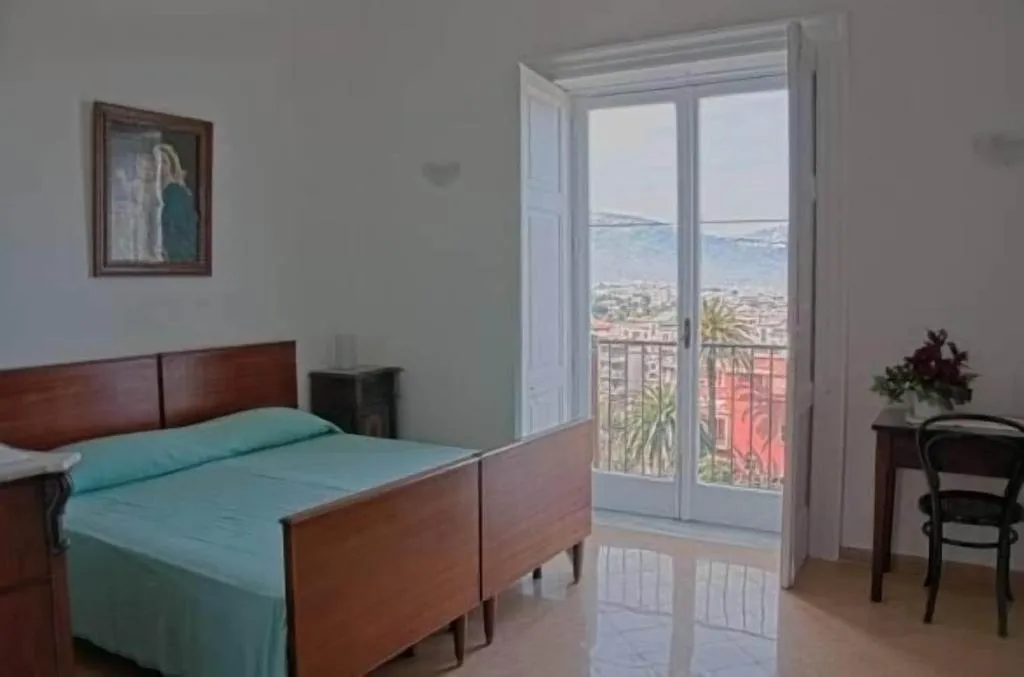 Room, Lo Stradone, Naples