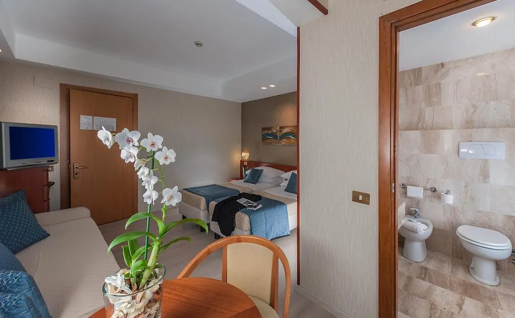 DOUBLE THREE BEDS Room, Hotel Rouge et Noir Roma, Rome