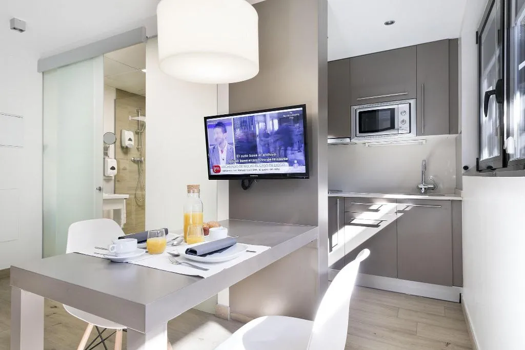 TRIPLE WITH TERRACE Room, Bcn Montjuic, Barcelona