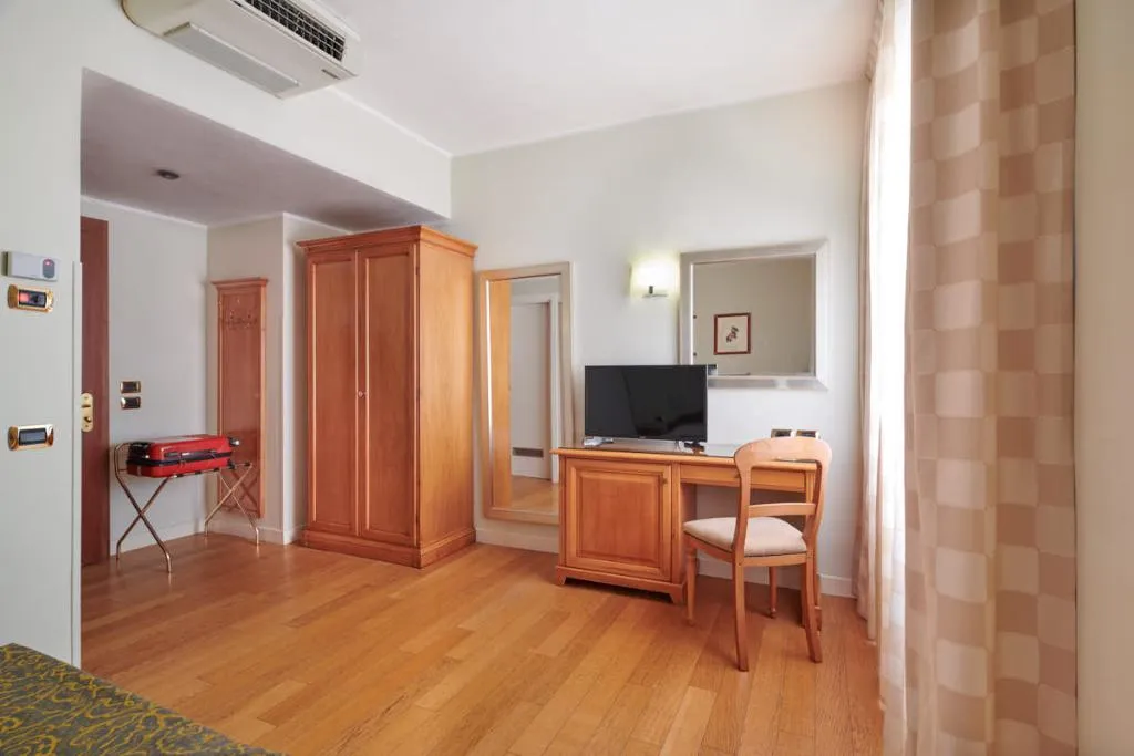 TRIPLE CLASSIC Room, Hotel Plaza Venice, Venice