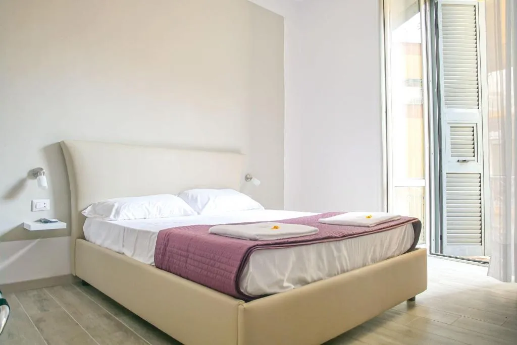 Room, B&B Università, Naples