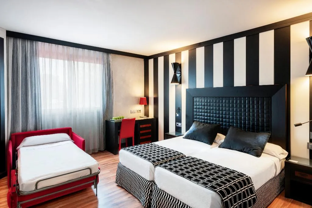 TRIPLE STANDARD Room, Salles Hotel Aeroport de Girona, Costa Brava