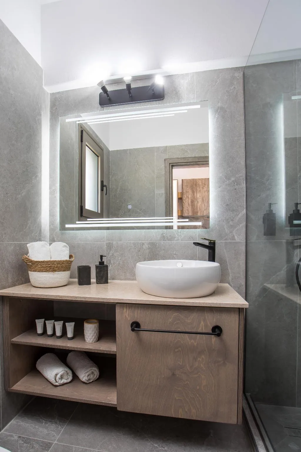 DOUBLE DELUXE KING BED Room, Jimmys Garden, Rhodes