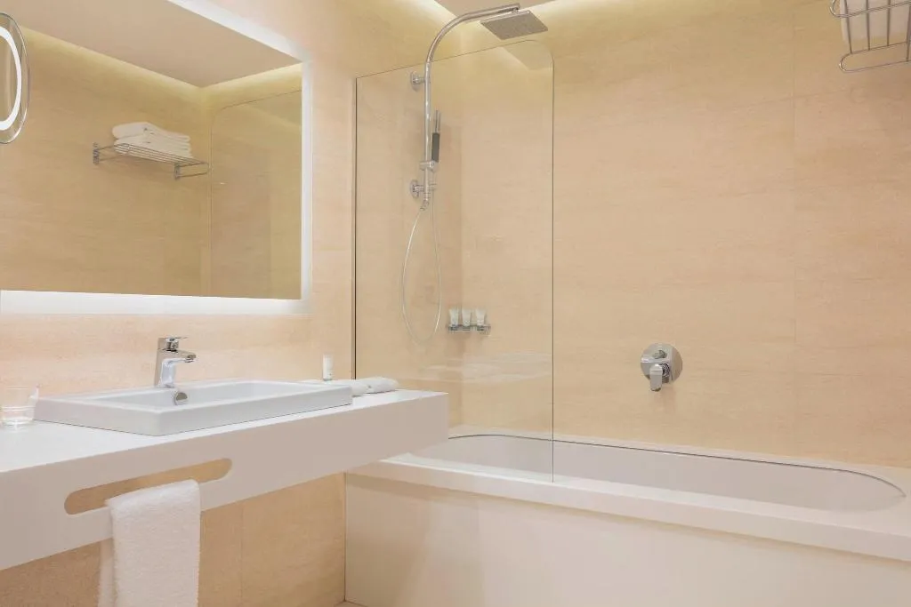 JUNIOR SUITE TWO QUEEN BEDS Room, Westin Dragonara Resort, Malta
