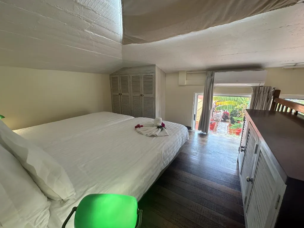 TRIPLE TWO BEDROOMS ONE BATHROOM Room, Inn & Art Hotel Gallery, Madeira