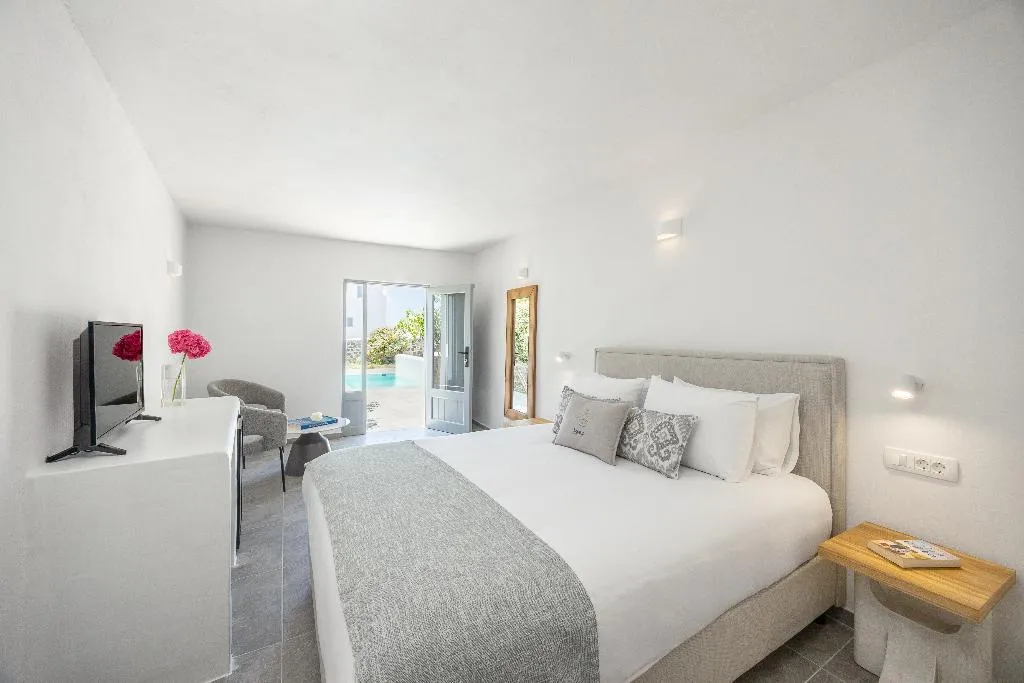 JUNIOR SUITE WITH PRIVATE POOL Room, Thermes Luxury Villas by Mr and Mrs White, Santorini