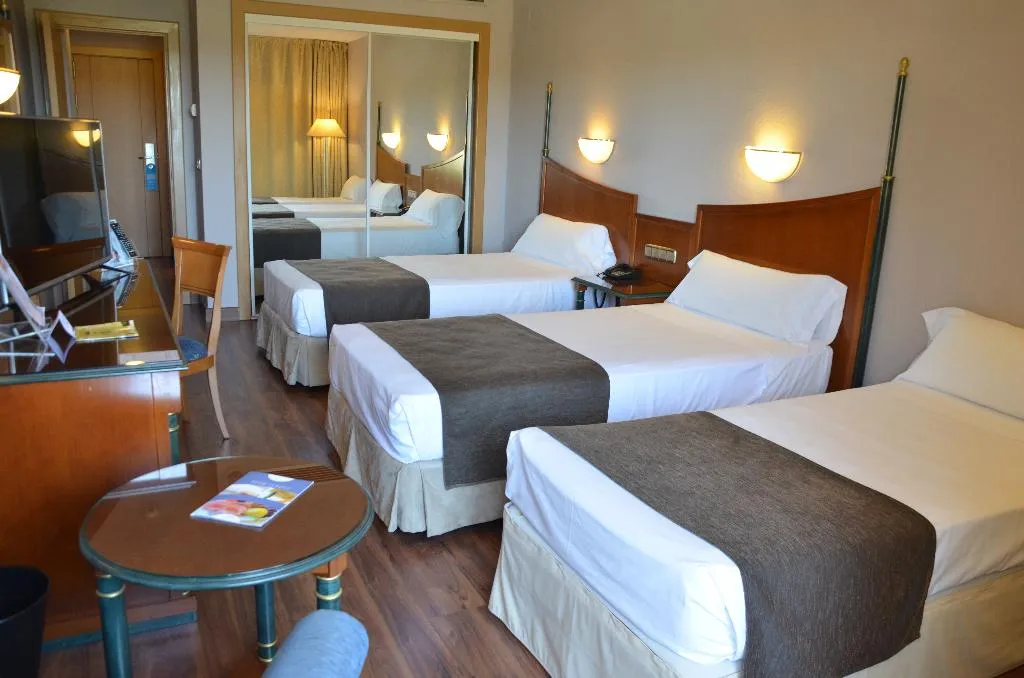 FAMILY ROOM CAPACITY 3 Room, Beatriz Toledo Auditorium & Spa, Madrid