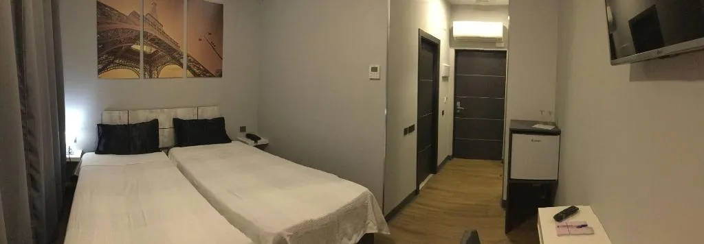 Room, H La Cabaña, Madrid