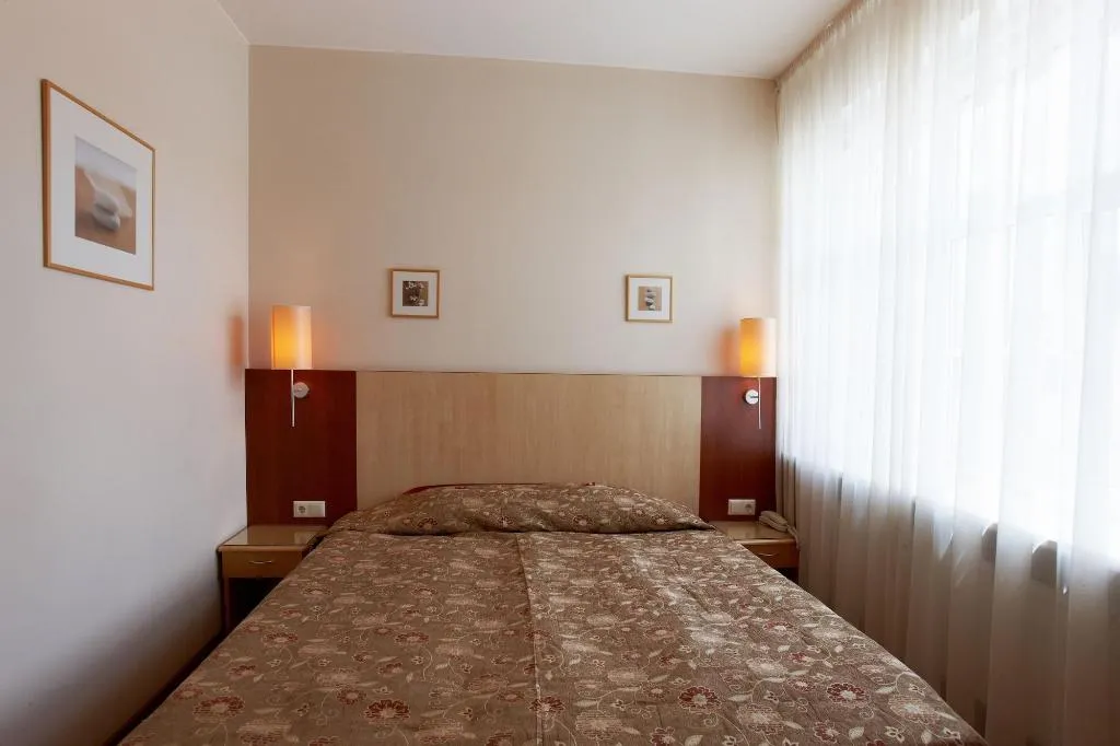Room, Edvards, Riga