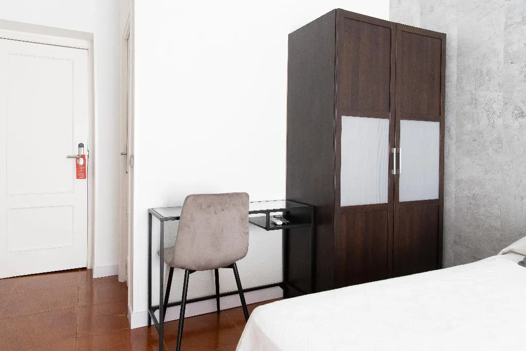 Room, Tokio, Madrid