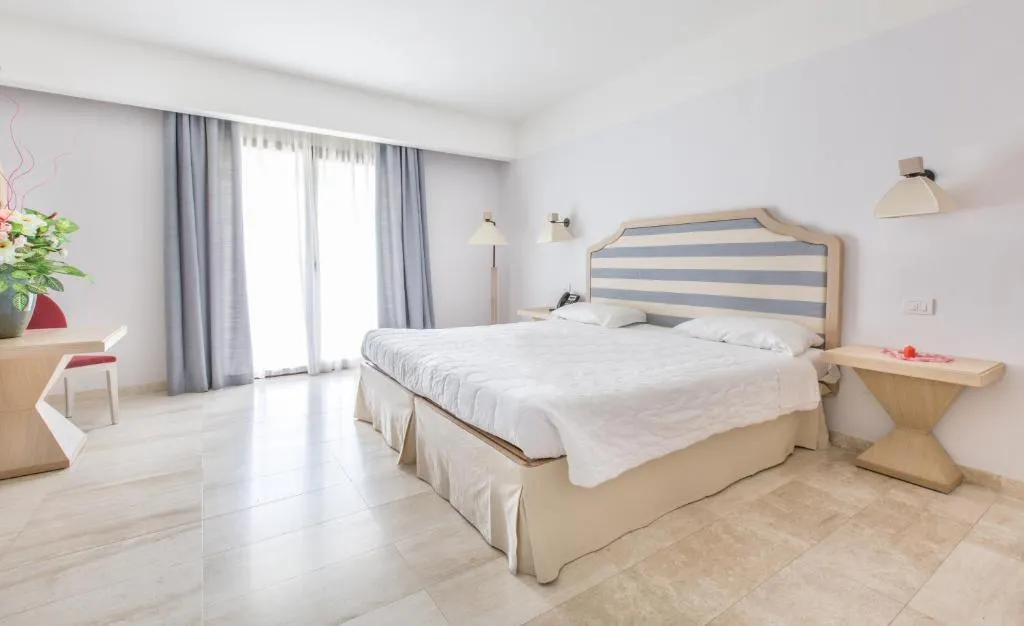 TRIPLE COMFORT Room, Grande Baia Resort & Spa, Olbia
