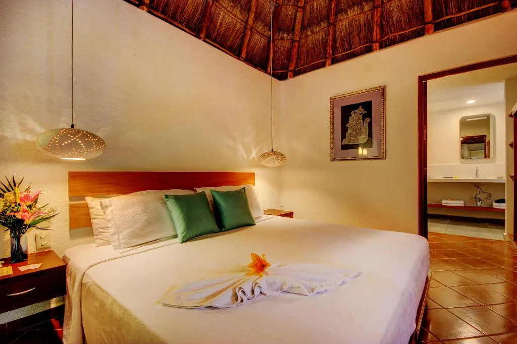 BUNGALOW KING SIZE BED Room, Riviera Maya Suites, Playa Del Carmen