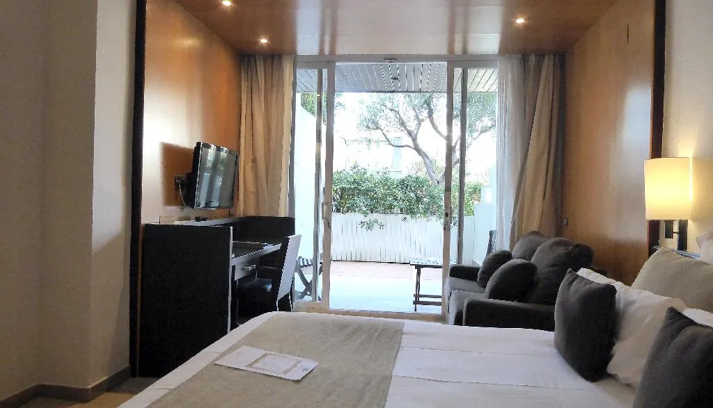 TRIPLE WITH BALCONY Room, Estela Barcelona, Costa Brava