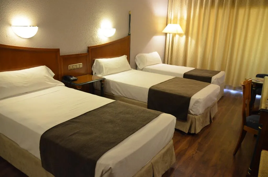 FAMILY ROOM CAPACITY 3 Room, Beatriz Toledo Auditorium & Spa, Madrid