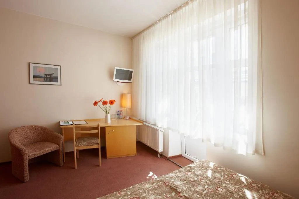 Room, Edvards, Riga
