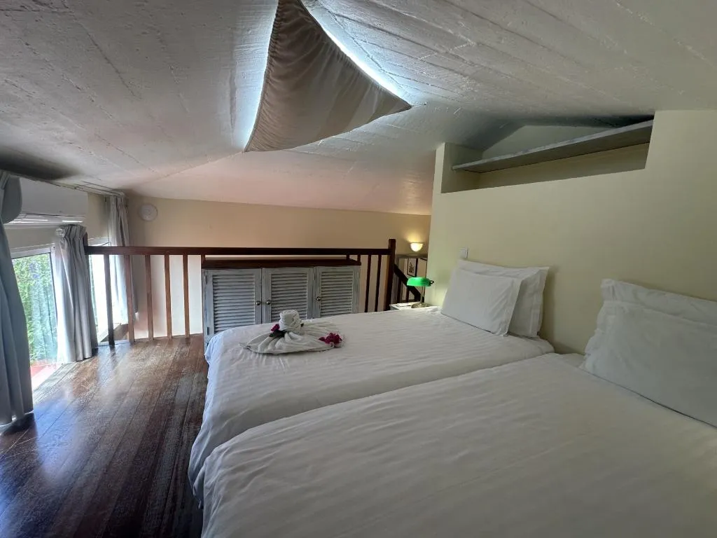 TRIPLE TWO BEDROOMS ONE BATHROOM Room, Inn & Art Hotel Gallery, Madeira