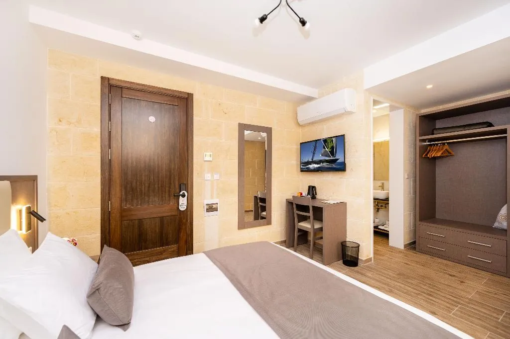DOUBLE WITH BALCONY Room, C4 Retreats Gozo, Gozo