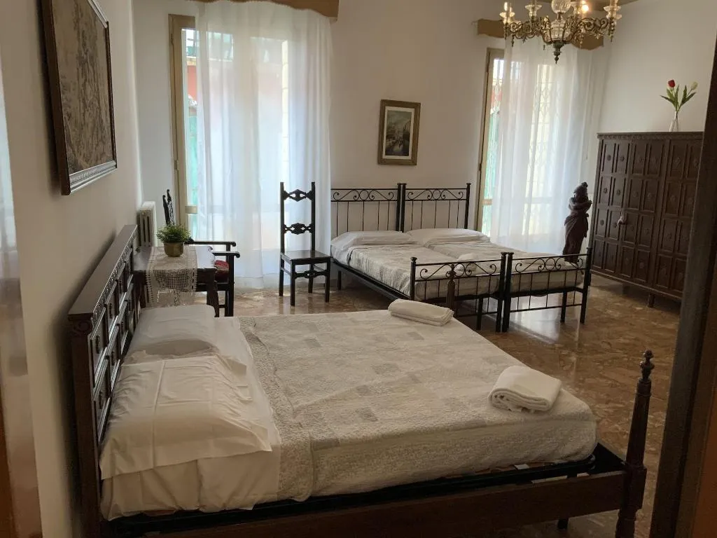 Room, Venice Sun Apartment And Rooms, Venice