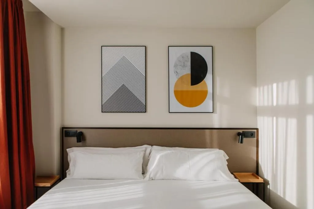 Room, Kramer, Valencia