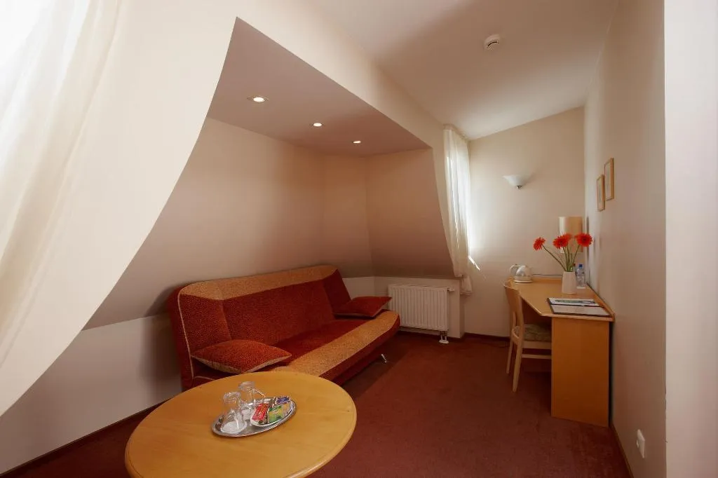 Room, Edvards, Riga
