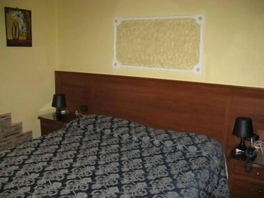 Room, Pensione Enea, Naples
