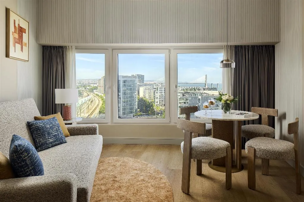 JUNIOR SUITE RIVER VIEW Room, Tivoli Oriente Lisboa Hotel, Lisbon
