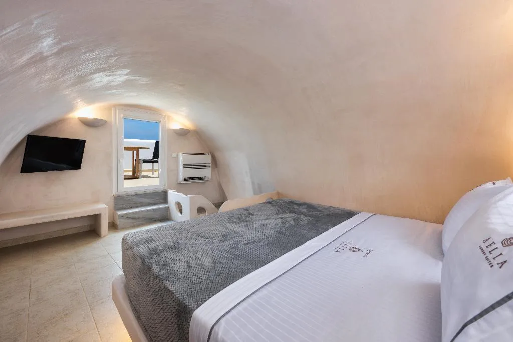 SUITE WITH JACUZZI Room, Aelia Luxury Suites, Santorini