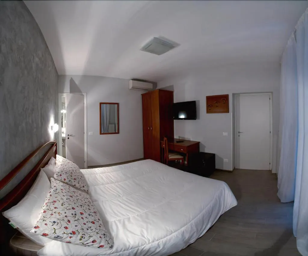 Room, A Casa Nostra, Naples