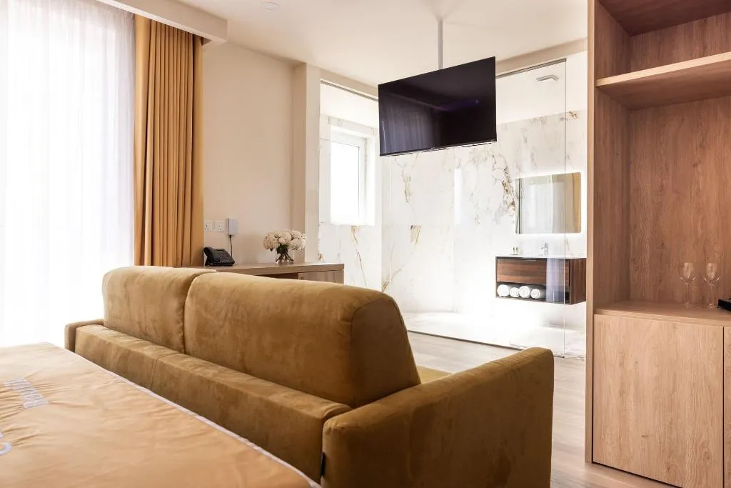 Room, C'est La Vie Boutik Swieqi, Malta