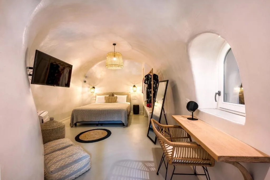 SUITE KING BED WITH JACUZZI Room, Hill Suites Santorini, Santorini