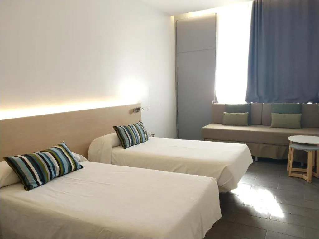 TRIPLE SUPERIOR Room, Centre Esplai Hostel, Barcelona