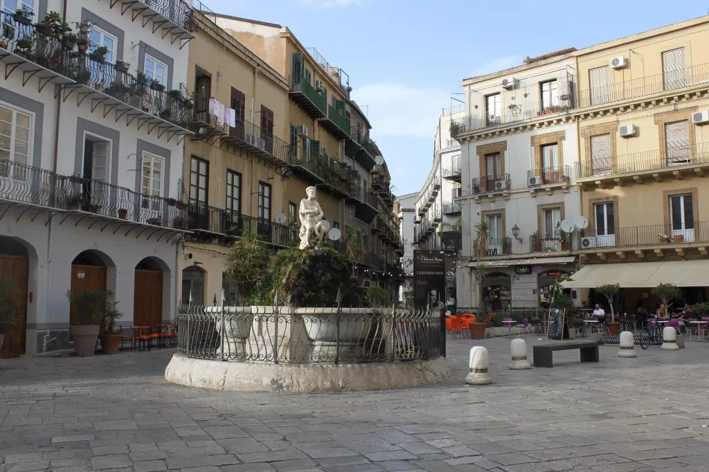 General view, Suite De La Rosa, Palermo