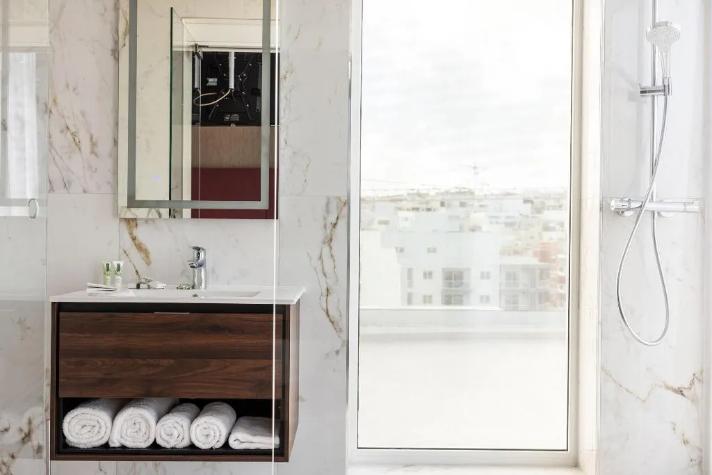 Room, C'est La Vie Boutik Swieqi, Malta