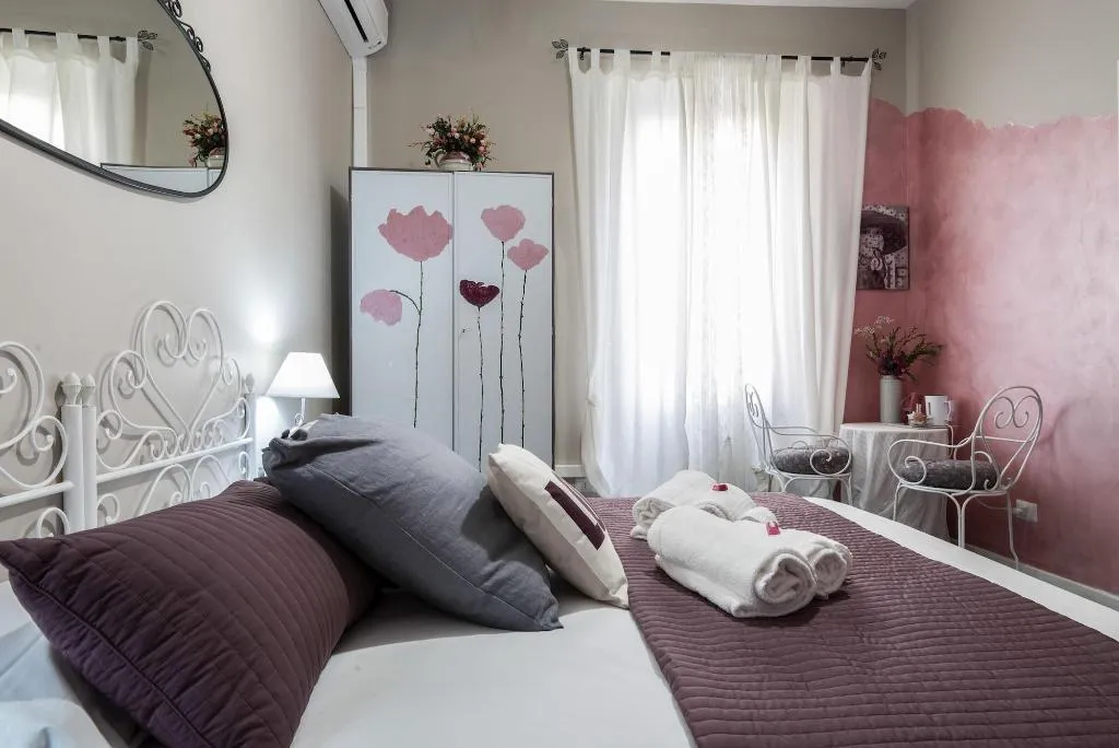 Room, Bed & Breakfast Le due civette, Naples