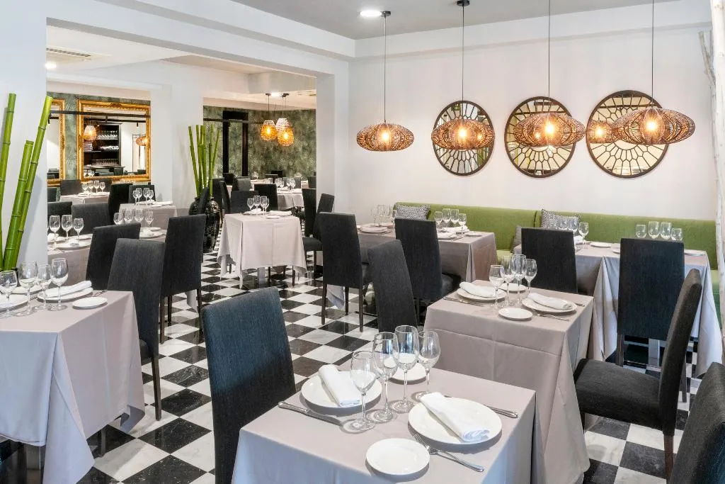 Restaurant, Salles Hotel Aeroport de Girona, Costa Brava
