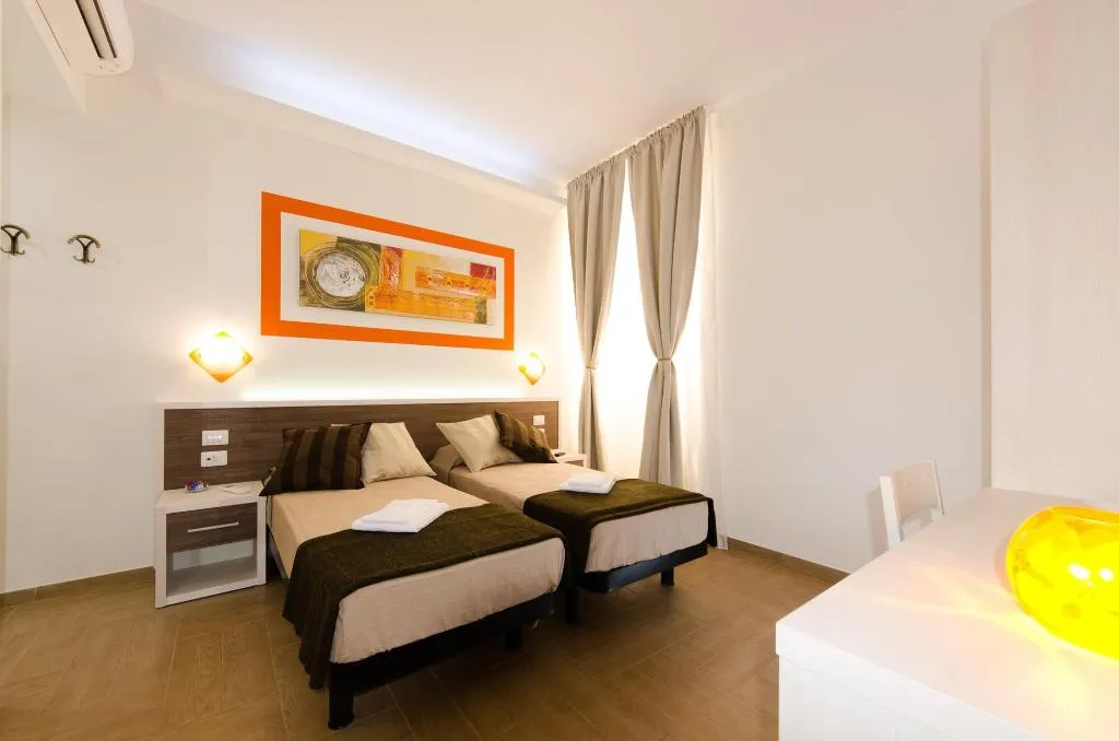 Room, Gemme Di Roma, Naples