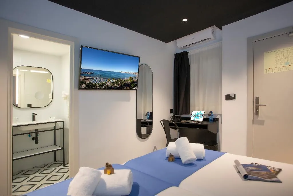 TWIN INNER Room, Casual Pop Art Benidorm, Costa Blanca
