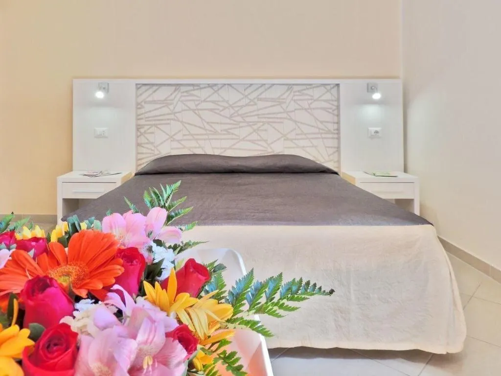 Room, Enrica, Naples