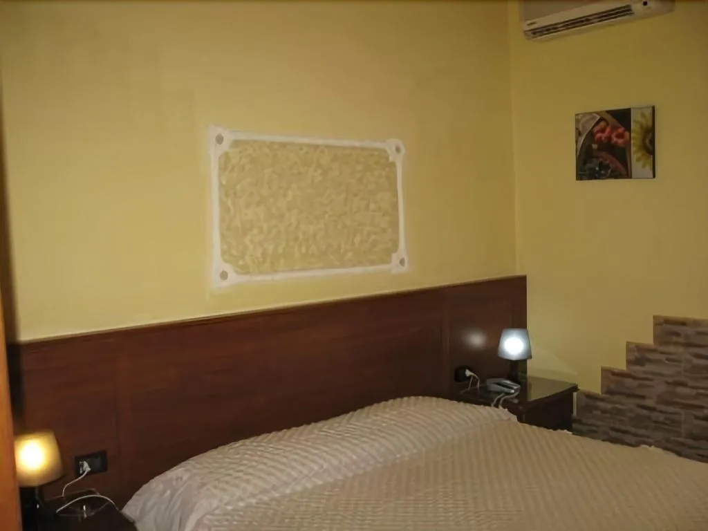 Room, Pensione Enea, Naples