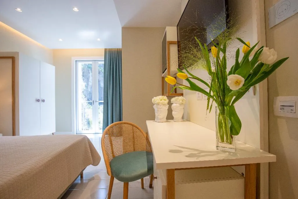 JUNIOR SUITE ONE BEDROOM ONE BATHROOM Room, Giosue' a Mare, Naples