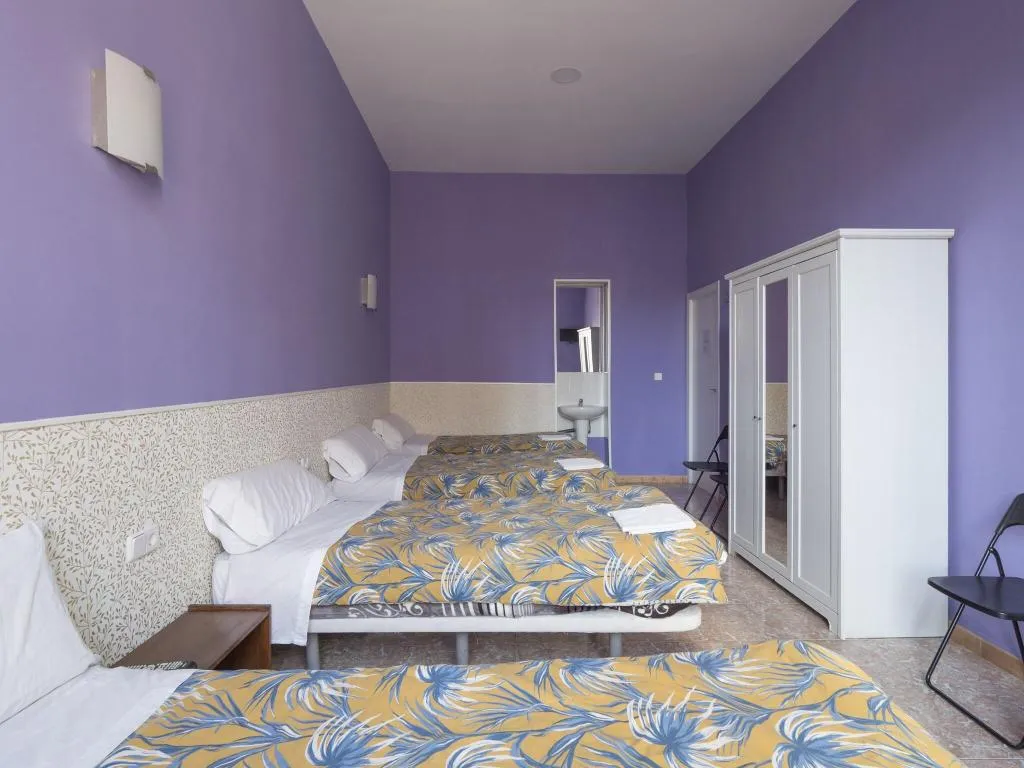 Room, Hostal Apolo Xi, Madrid