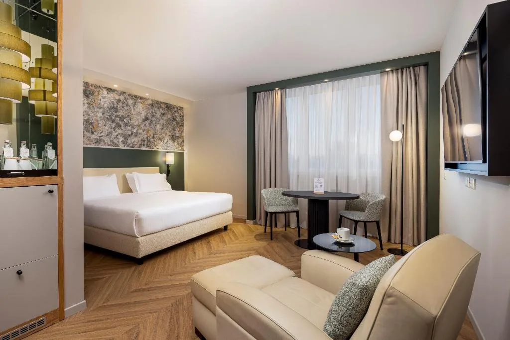 JUNIOR SUITE KING SIZE BED Room, Crowne Plaza Padova, Venice