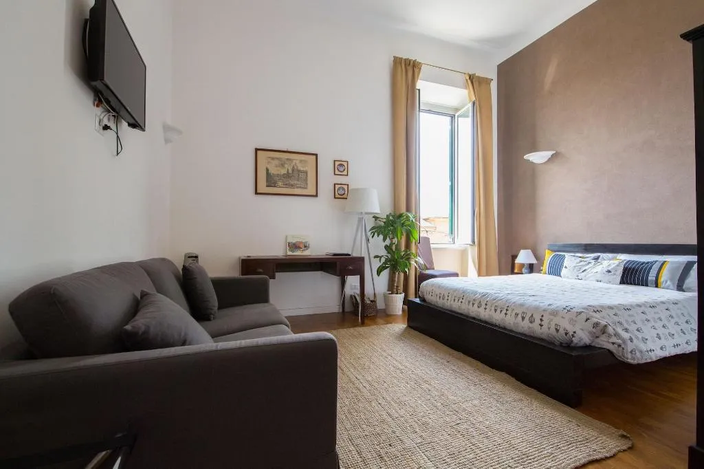 Room, Urban Pine Rooms, Naples