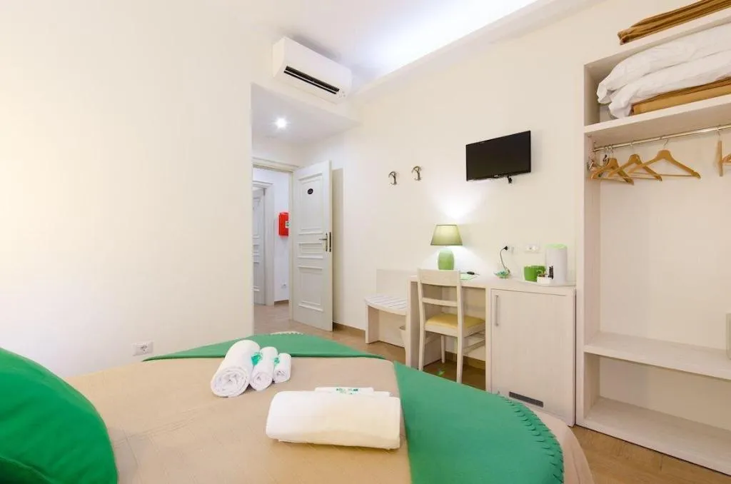 Room, Gemme Di Roma, Naples