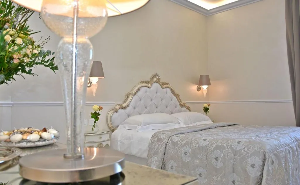 DOUBLE SUPERIOR QUEEN BED Room, The Moon Boutique Hotel, Florence