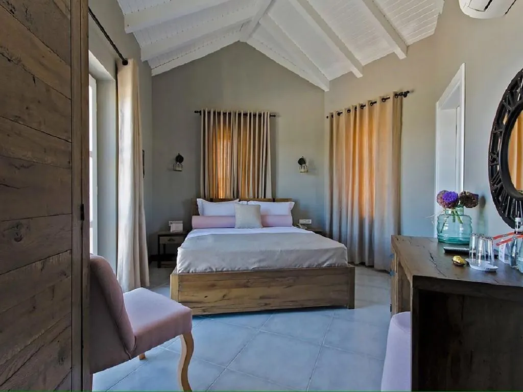 Room DELUXE QUEEN BED Room, Signature Alaçatı, Izmir