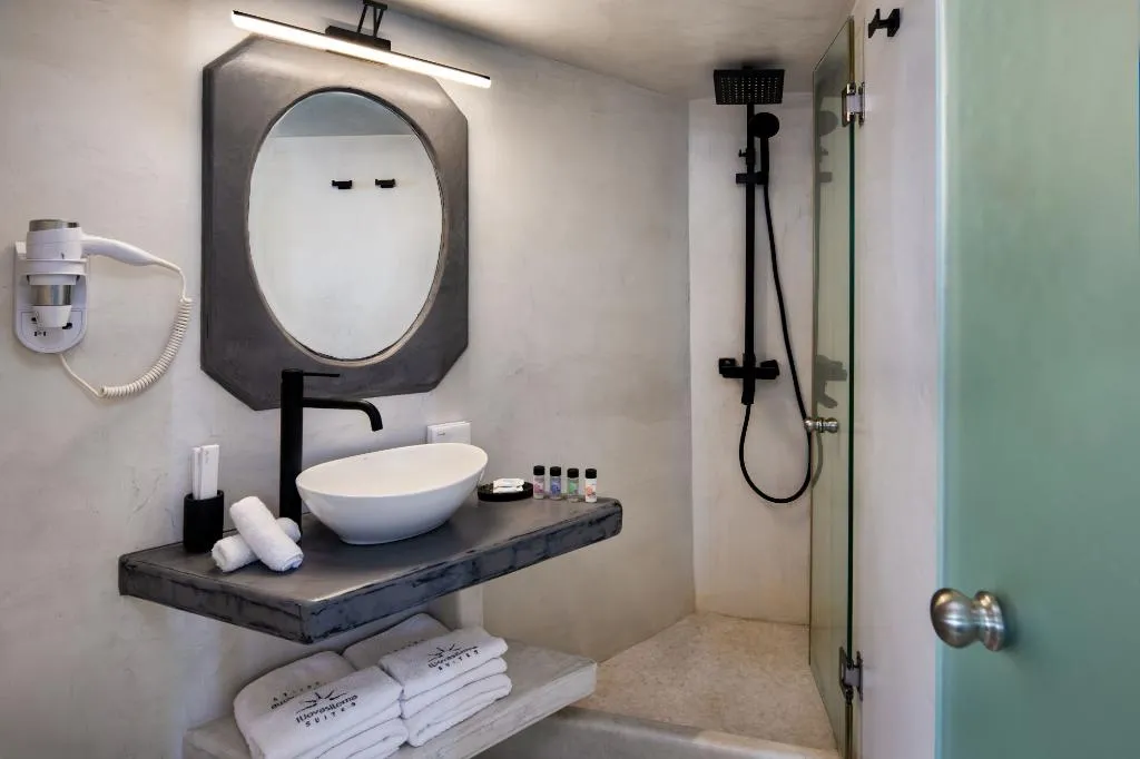 JUNIOR SUITE WITH JACUZZI Room, Iliovasilema Hotel & Suites, Santorini