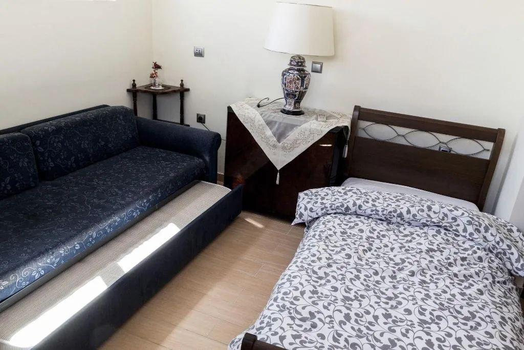 Room, Villa d'Irene - near Athens airport, 200 meters fr, Athens