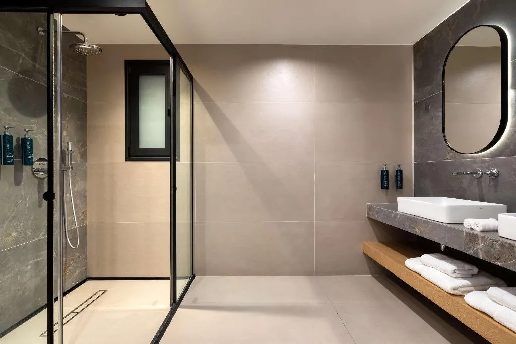 DOUBLE DELUXE KING BED Room, Hilton Garden Inn Athens Syggrou Avenue, Athens