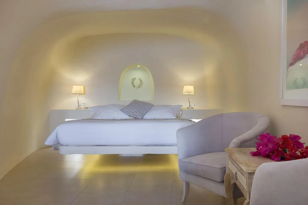 CAVE HONEYMOON Room, Oia Mare Villas, Santorini